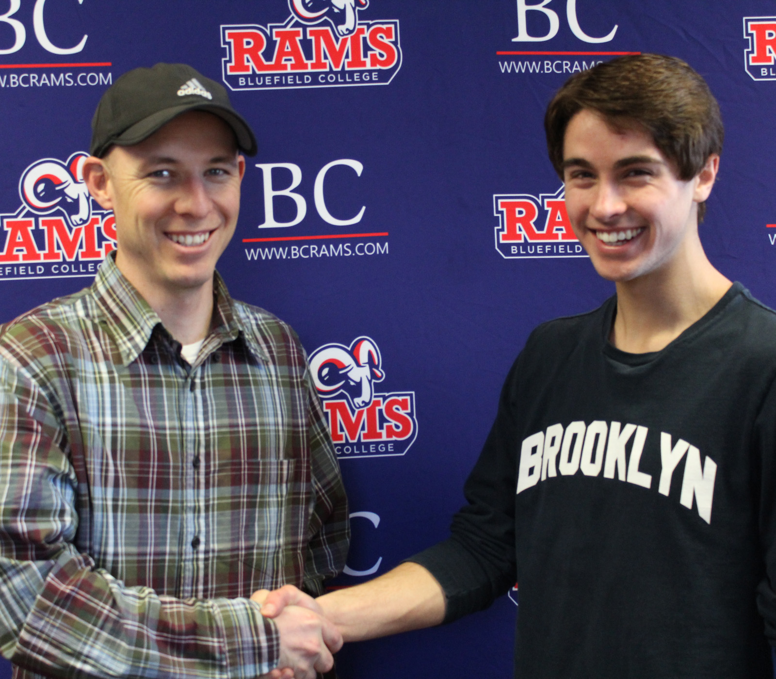 Roberts-CC-Signee-Connor - Travis Roberts signs Connor... Roberts-CC-Signee-Connor - Travis Roberts signs Connor...
